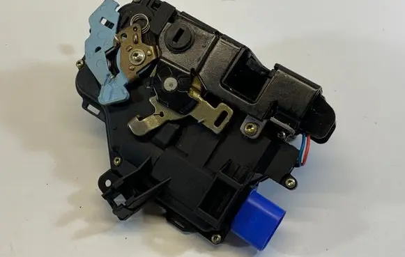 Volkswagen Golf V Rear door lock 7L0839016D