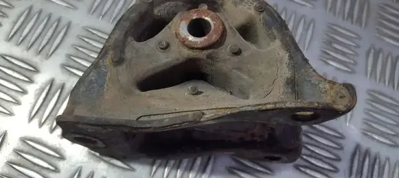 Honda Civic Engine mount bracket