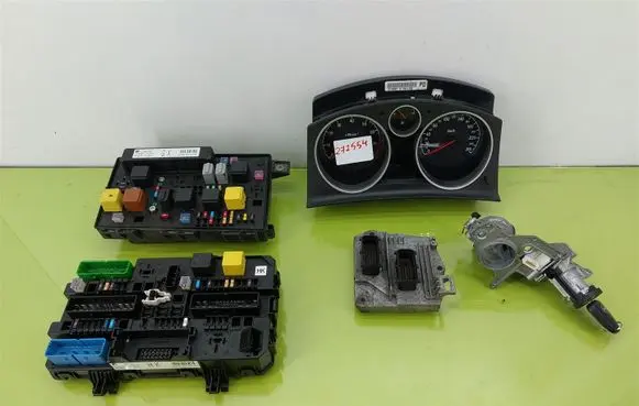 Opel Astra H Engine ECU kit and lock set 55561172