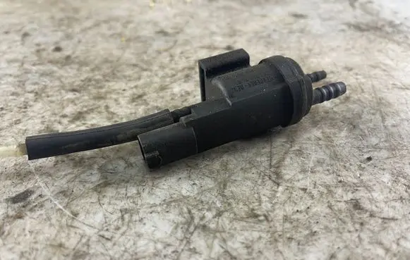 Mercedes-Benz C W202 Valve vacuum 0025401497