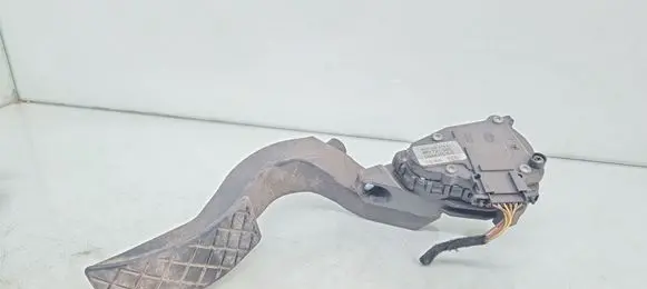 Accelerator throttle pedal
