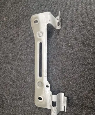 Audi Q7 4M Fender mounting bracket 4M0821423