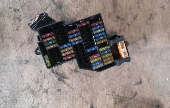 Volkswagen Touareg I Fuse module 7L0941828B