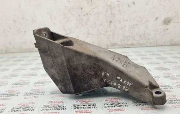 Audi A4 S4 B7 8E 8H Engine mounting bracket 8E0199307A