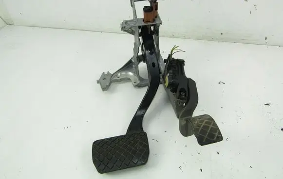 Audi A4 S4 B6 8E 8H Pedal assembly 8E1721117A