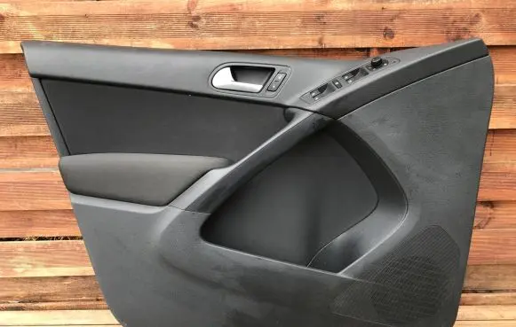 Volkswagen Tiguan Front door card panel trim