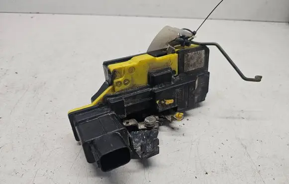 Volvo V70 Rear door lock 8650554
