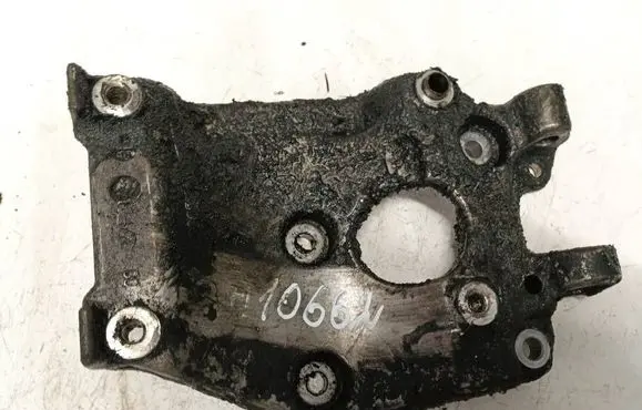 Volvo V50 Engine mounting bracket sued