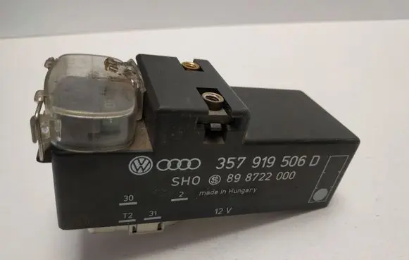 Volkswagen PASSAT B5 Coolant fan relay 357919506D