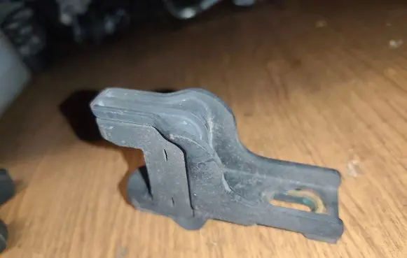 Chrysler 300 - 300C Engine mounting bracket 
