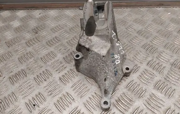 Mercedes-Benz CLS C218 X218 Engine mounting bracket A2782233004