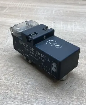 Volkswagen PASSAT B4 Coolant fan relay 357919506A