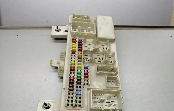 Mazda 3 I Fuse module BP4K66730E 5190500B5 221613