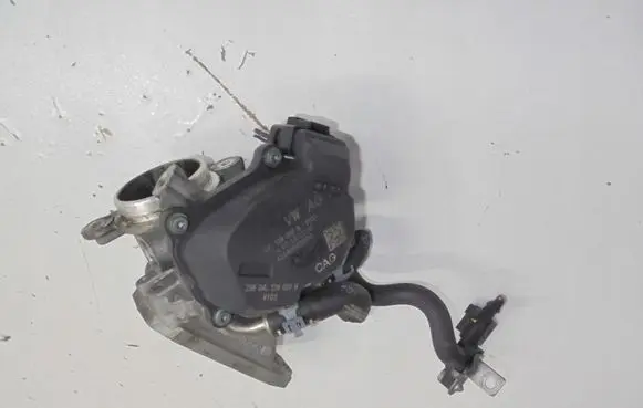 Volkswagen Golf VII Throttle valve 04L128063N