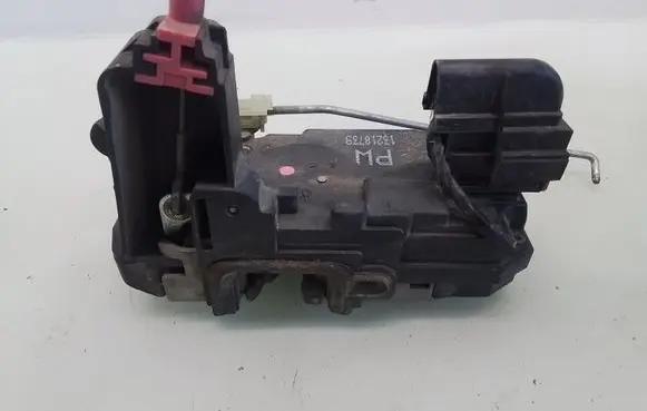 Opel Zafira B Rear door lock 13210739