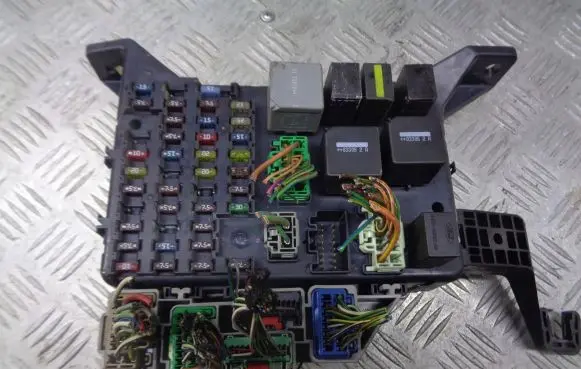 Ford Mondeo Mk III Fuse box cover 4S7T-14A073-AA