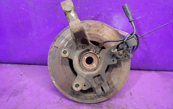 Renault Clio III Front wheel hub spindle knuckle 