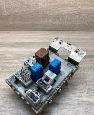 Nissan Almera Tino Fuse module 243504U100 0324001