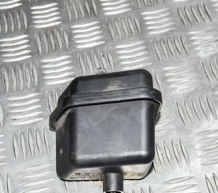 Volkswagen PASSAT B6 Other engine bay part 03G129808