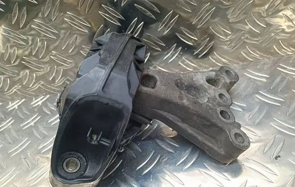 Peugeot 208 Engine mount bracket 9676771080