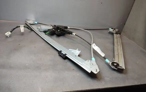 Mercedes-Benz Vito Viano W639 Front door window regulator motor 0130821940