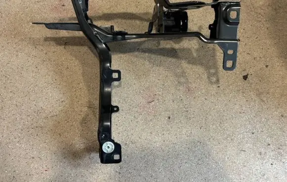 BMW X5 G05 Headlight/headlamp mounting bracket 7421710