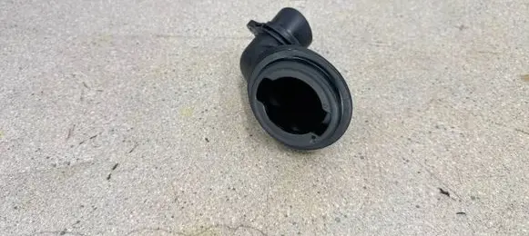 BMW M6 Oil fill pipe 7507224 11127507224