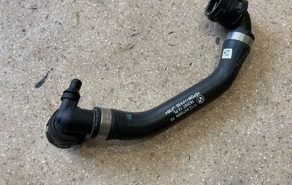 BMW i4 Engine coolant pipe/hose 8475686