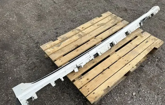 Lincoln Continental Side skirt front trim GD9B-F101D56