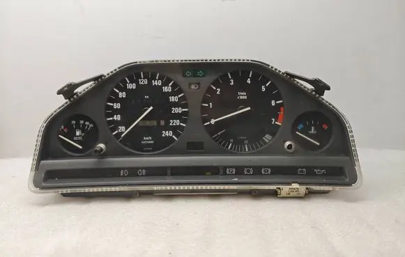 BMW 3 E30 Speedometer (instrument cluster) 1385582 1381852