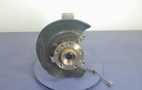 Nissan Qashqai Front wheel hub spindle knuckle