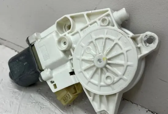 Mercedes-Benz C W204 Front door window regulator motor A2048200142 971133100