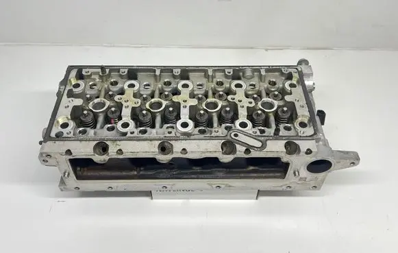 Volkswagen PASSAT B8 Engine head 04L103373E