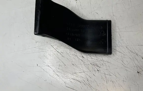 BMW 5 E60 E61 Air intake duct part 7033704 11460913