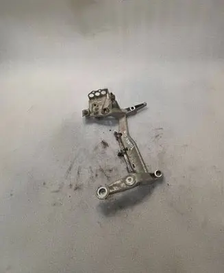 Volkswagen Touareg I Pneumatic air compressor holding bracket 7L0616879