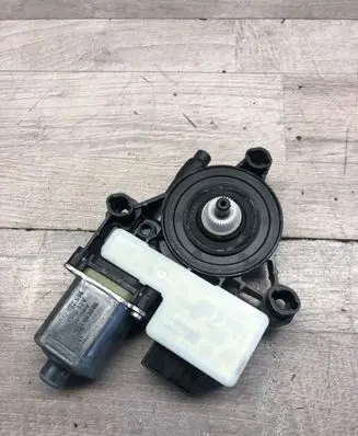Volkswagen Golf SportWagen Rear door window regulator motor 0130822694 E850202014