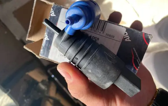 Volkswagen PASSAT B6 Windscreen/windshield washer pump 1t0955651a