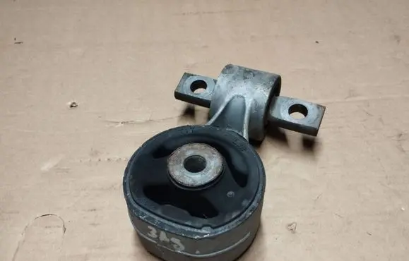 Honda CR-V Engine mount bracket