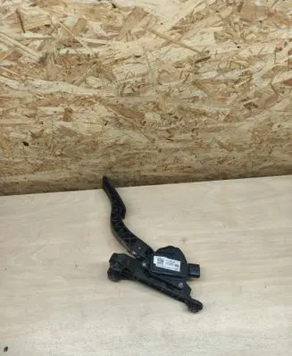 Accelerator throttle pedal