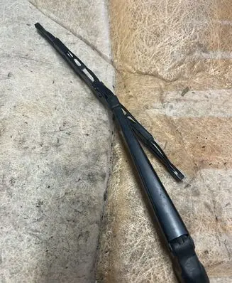 Rear wiper blade arm