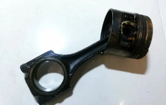 Volkswagen PASSAT B2 Piston with connecting rod