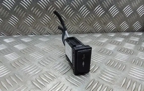 Lexus ES 250 - 300 - 330 USB socket connector 8619011010