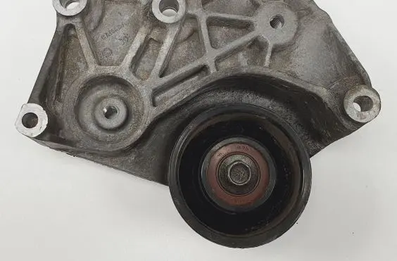 Jaguar XF X250 Engine mounting bracket