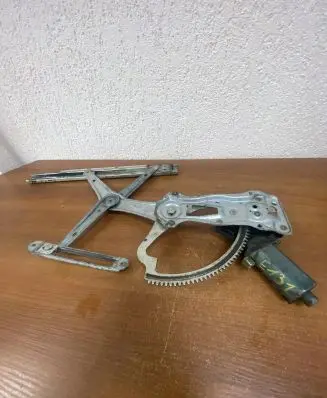 Mercedes-Benz E W210 Front door electric window regulator 0130821670 E131
