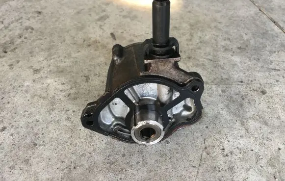Mercedes-Benz SLK R172 Vacuum pump A6512300565