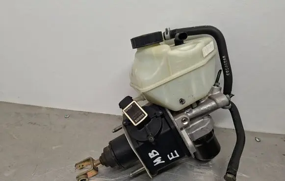 Mercedes-Benz E W211 Master brake cylinder A0004300312 0204221045