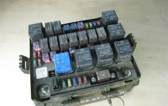 SsangYong Rexton Fuse module 8231008E50 Y250P03 06I27M