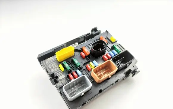 Peugeot 207 Fuse module 9661086980