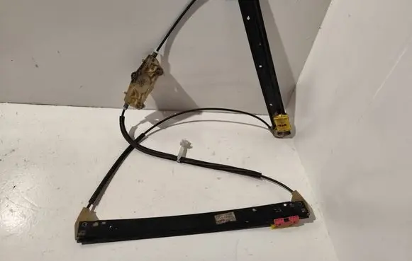 Front window lifting mechanism without motor