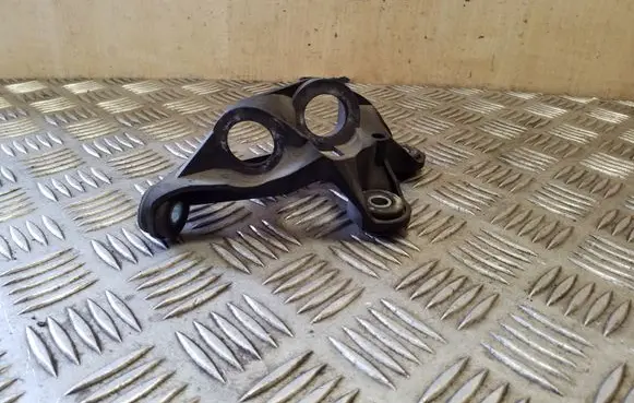 Volkswagen PASSAT B8 Gear shift cable bracket 3Q0711789
